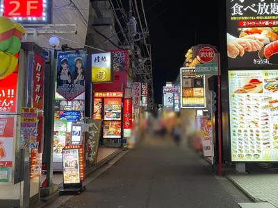 ルパンへの道順 5／5：直進すると右手にAPINAというゲームセンターが出てくるので同じビルの3階に大宮ルパンが入ります。
