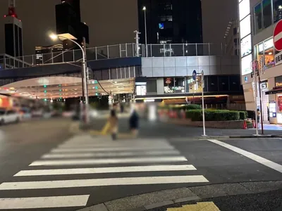 テンカラットへの道順 3／10：一つ目の横断歩道を渡ります。
