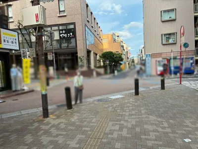 アジトへの道順 7／8：四差路を越えて直進します。