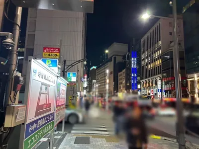 ブルジュへの道順 5／7：左手一つ目の路地を超えて直進します。