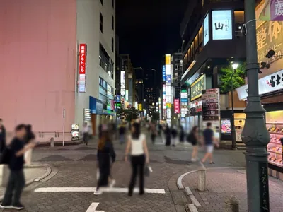 アマンダへの道順 3／5：一つ目の十字路を越え直進します。