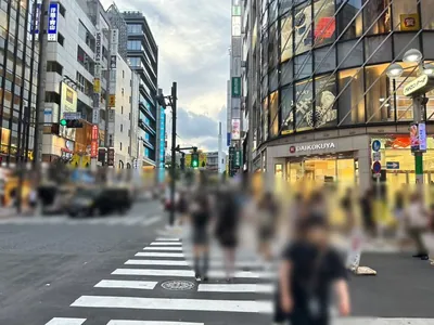 シーサイドへの道順 7／9：右手の四つ目の路地も越えて直進を続けます。