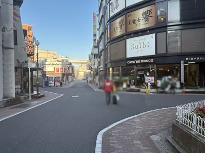 ネバーランドへの道順 9／10：右手路地を越えて直進を続けます。