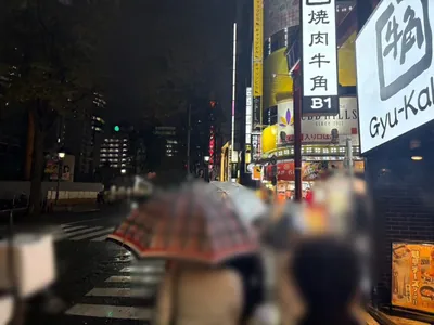マカロンへの道順 7／8：右手二つ目路地を右折します。