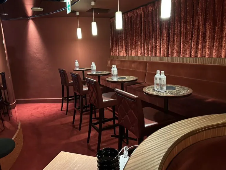 バッドガールズ （Campus Cafe BADD GIRLS 六本木）の店内