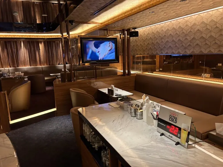 蕨　エースの店内