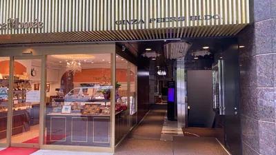 ドゥオーモへの道順 11／11：右手の1Fにピエスモンテとゆうパン屋が入るビルが銀座ドゥオーモが入るビルです。