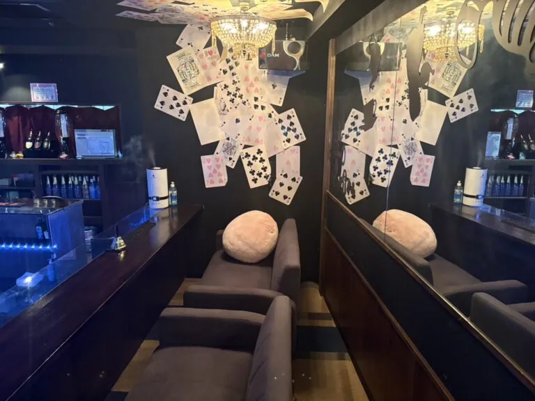 千歳烏山 アリスの店内