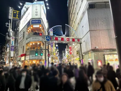 オリーブへの道順 3／4：正面の横断歩道を渡って「新橋西口通り」へ入ります。