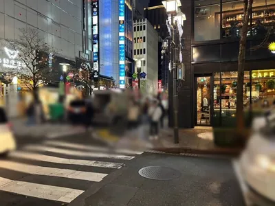 竹川 （チクセン）への道順 9／10：直進を続けると十字路に出るので横断歩道を渡って右折します。