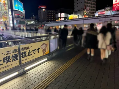 ヴィブロスへの道順 2／11：駅を背にして右前のコンコースを直進します。