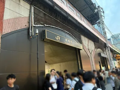 新橋ラウンジへの道順 1／12：「新橋駅」烏森口を出ます。