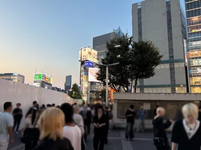 セリュックスへの道順 2／10：駅を背にして線路を左手に直進します。