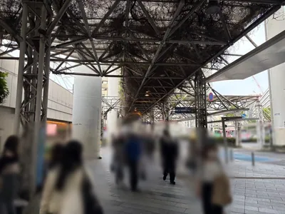 イーストブルーへの道順 3／10：ロータリーを右手に見て進みます。