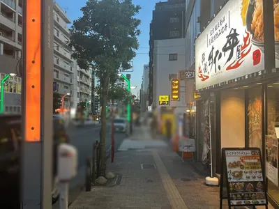 美香の部屋 （ミカノヘヤ）への道順 5／10：右手路地を超えて直進します。