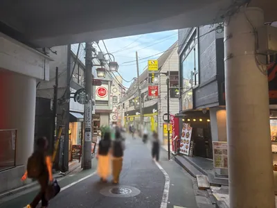 自由が丘　葉月 （ハヅキ）への道順 2／5：駅を背にして右手に進みます。
