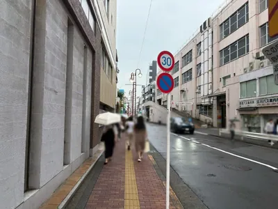 ラフレシアへの道順 3／7：一つ目の路地を越えて線路沿いを進みます。