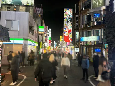 ハルへの道順 8／8：一つ目の十字路を越えてすぐ右手に歌舞伎町ハルの入る「J2ビル」があります。