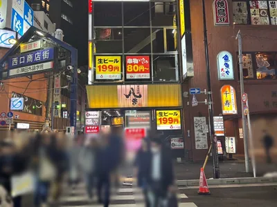 クイーンウエストへの道順 2／4：駅を背にして目の前の横断歩道を渡します。