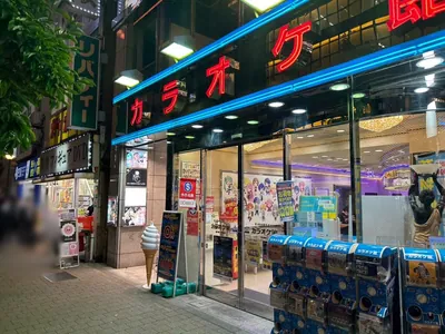 秋葉原　ハグモへの道順 4／4：右折後、右手二つ目に秋葉原ハグモの入るビルがあります。