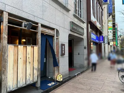ランデルへの道順 8／8：左折をするとすぐ左手に銀座ランデルの入る「STビル」があります。