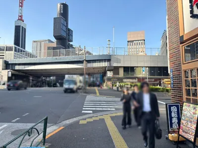 モネ （MoNe＋）への道順 3／7：一つ目の横断歩道を渡って直進します。