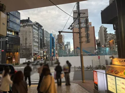 花ぐるま（ハナグルマ）への道順 4／10：二つ目の横断歩道を渡って右折します。