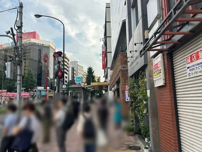 ビロードへの道順 4／10：横断歩道を渡ったら左折します。