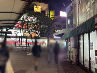 トラジロウ （カラオケ＆バー TORAJIROU）への道順 4／6：一つ目の路地を右折します。