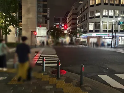 ダックスクイーンへの道順 5／7：信号のある交差点を渡って直進します。