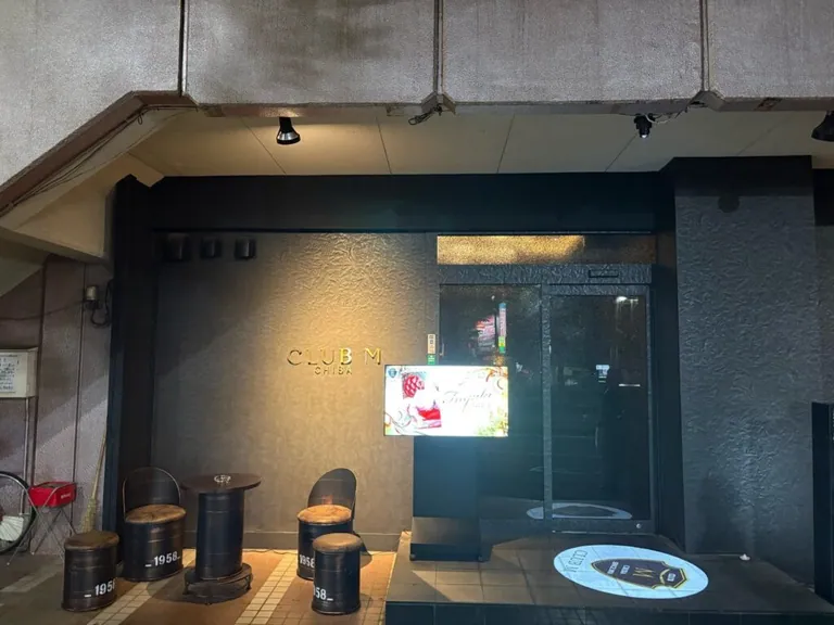 M （エム）の店内