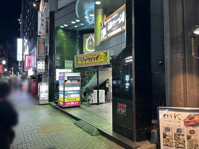 ワイへの道順 8／8：左折後、右手三つ目に池袋ワイの入る「葉山ビル」があります。