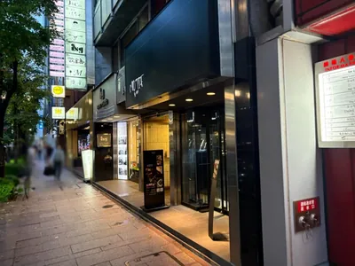 ピースへの道順 9／9：少し進むと右手に銀座ピースの入る「幸佑ビル」があります。