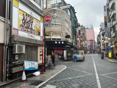 シュシュ 池袋西口店への道順 8／8：左手の一つ目の路地に入る角に池袋シュシュの入る「白井ビル 」があります。