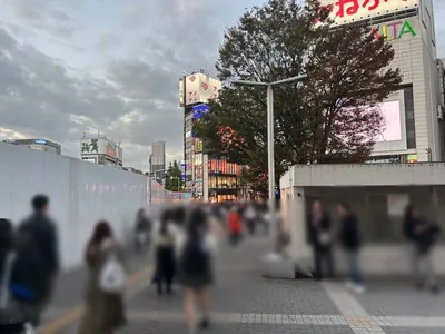 ラビオスへの道順 2／9：駅を背中にして正面に歩きます。