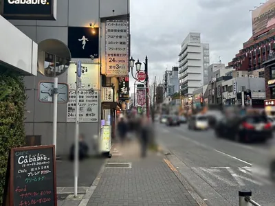 ボンドへの道順 4／4：左手の一つ目の路地を超えた角に上野ボンドの入る「カスタムビル」があります。