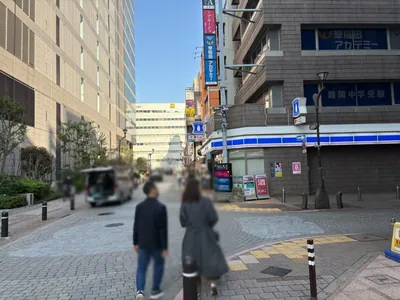 品川　マーキーズへの道順 5／6：右手路地を越えて直進します。