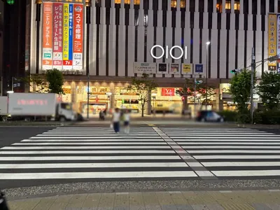 セコットへの道順 3／8：正面の横断歩道を渡ります。