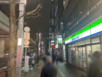キンコンカ （瑾鵾花）への道順 2／5：道路を左手に直進します。
