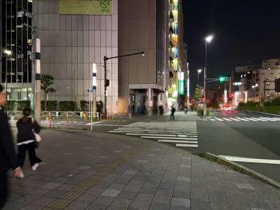 ハニービーへの道順 5／9：左手一つ目の路地を左折します。