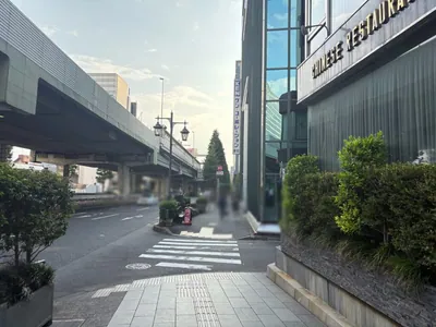 アジトへの道順 5／13：交差点から一つ目の右手路地を越えて直進を続けます。