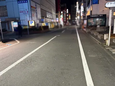ヴィブロスへの道順 8／11：左手の一つ目の路地を越えて直進を続けます。