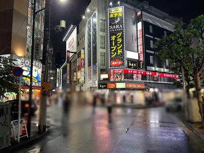 エピカへの道順 7／8：右折後直進し、四差路の真ん中の道を進みます。