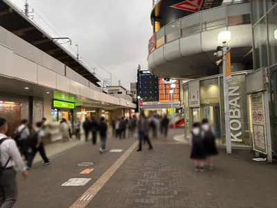ティトゥルースへの道順 2／6：駅を背にして左手に進みます。