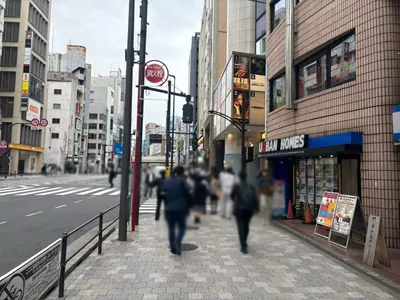 703 （ナナマルサン）への道順 3／5：渡ったら左折します。