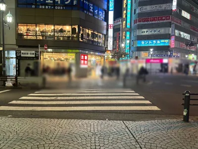 シナへの道順 2／9：駅を背にして左手の横断歩道を渡ります。