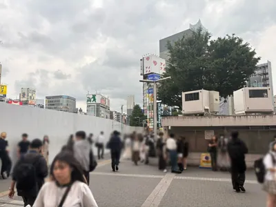 ハイスクールナナプラザへの道順 2／6：駅を背にして線路を左手に直進します。