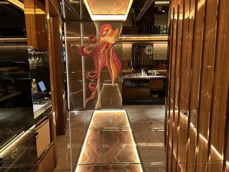蕨 タントラの店内