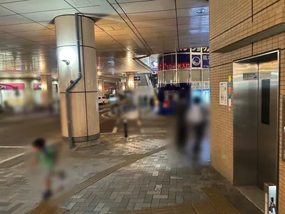 エデンへの道順 3／7：エスカレーターを降りたらエスカレーターを背にして右へ歩きます。