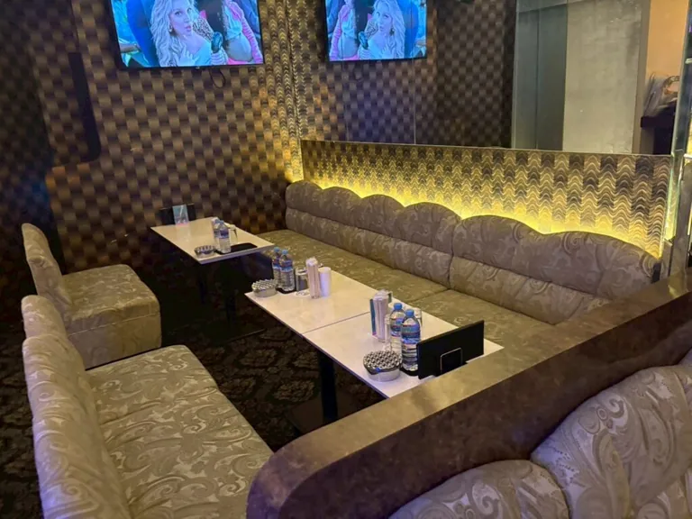 翡翠 (ヒスイ)の店内